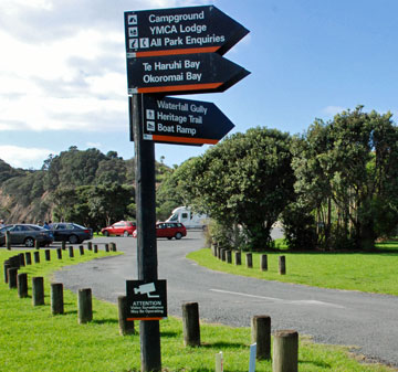 Signposting to the different Shakespear Regional Park bays