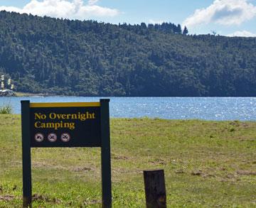 Sign forbidding overnight camping