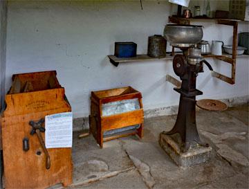 Cream churn for separating milk from cream