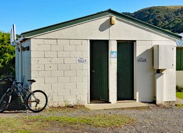 Toitet and shower block