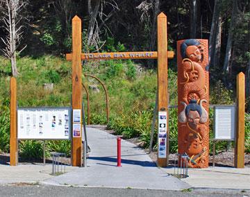 Maori carving at the entrance to the pier